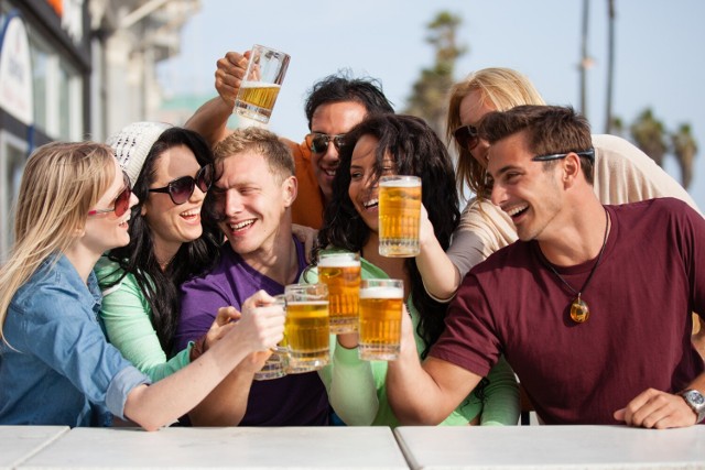 Piwo 0 proc. zapewnia wiele korzyści zdrowotnych, ale nie każdy może je pić. Aby poznać plusy i minusy piwa bezalkoholowego, przesuwaj zdjęcia w prawo, naciśnij strzałkę lub przycisk NASTĘPNE.