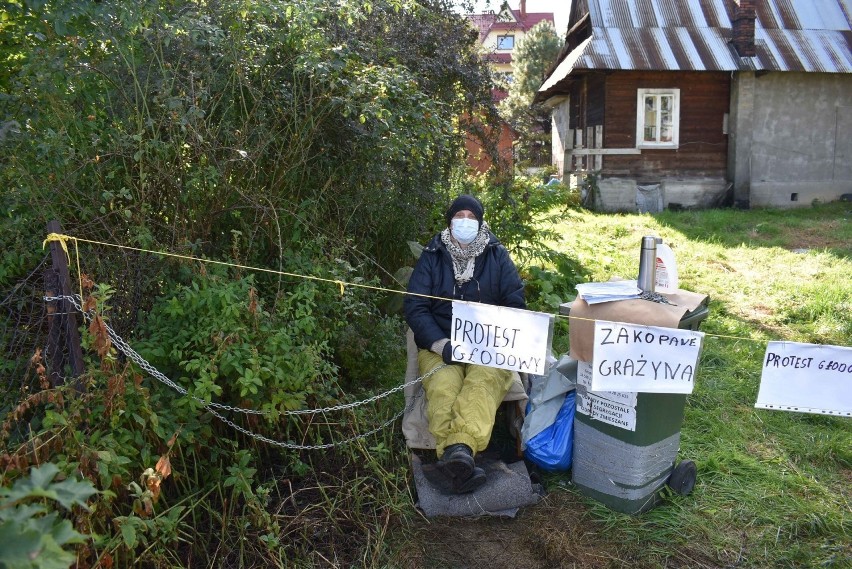 Zakopane. Góralka przykuła się łańcuchem i nic nie je. Tak protestuje przeciwko budowie sąsiada [6.10]