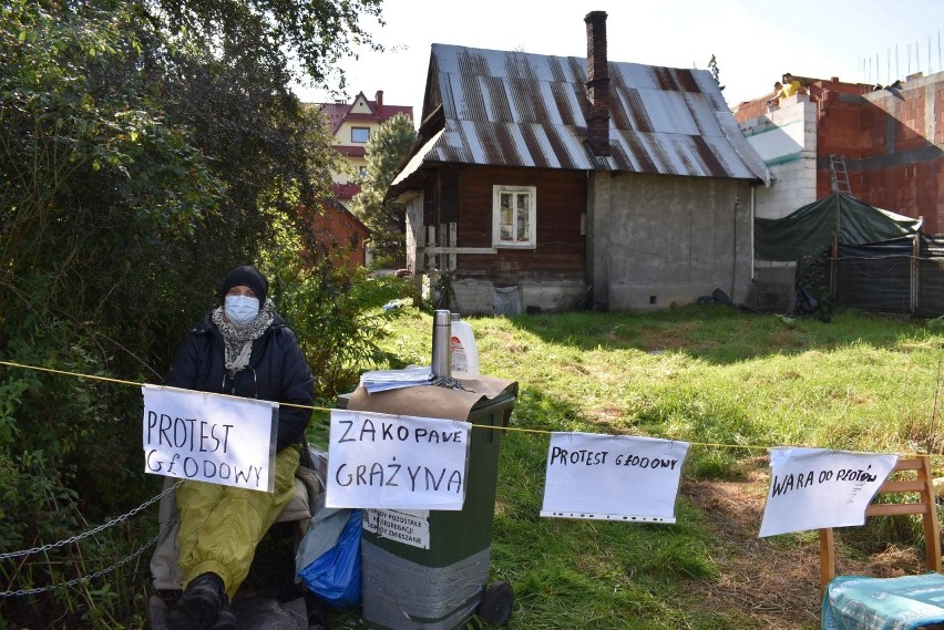 Zakopane. Góralka przykuła się łańcuchem i nic nie je. Tak protestuje przeciwko budowie sąsiada [6.10]