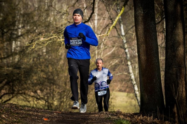 - To zrozumiałe, że dla osób zaczynających trening docelowo założeniem może być pokonanie 10 kilometrów, półmaratonu czy nawet maratonu. Jednak na ten moment mięśnie i stawy nie są przygotowane na tak duży wysiłek - podkreśla Arkadiusz Czajkowki, trener personalny i doradca żywieniowy z Bydgoszczy.