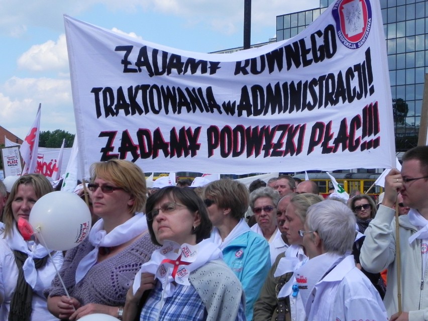 Pikieta "Solidarności" przed ratuszem na pl. Bankowym