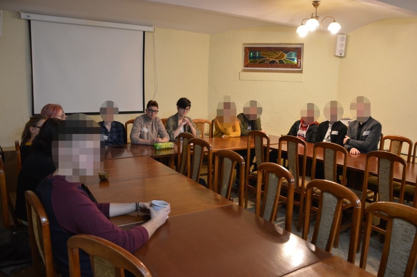 Spotkanie w bibliotece pro- wadzili Katarzyna Łabacka   i Fabian Tryba. Pozostali  uczestnicy nie zgodzili się  na prezentację wizerunków.