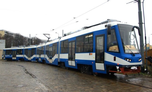Najdłuższy tramwaj przyjechał do Krakowa 2 marca rano. Na razie ...