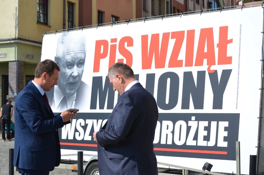 Wymierzony w PiS „konwój wstydu" przyjechał do Głogowa