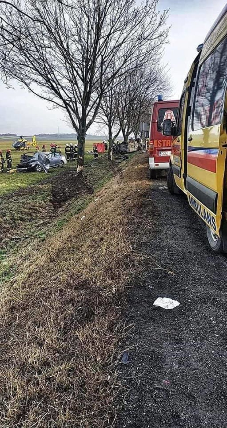 AKTUALIZACJA: Wypadek na DK8 pod Wrocławiem. Jedna osoba nie żyje, z aut nie zostało nic! [ZDJĘCIA]