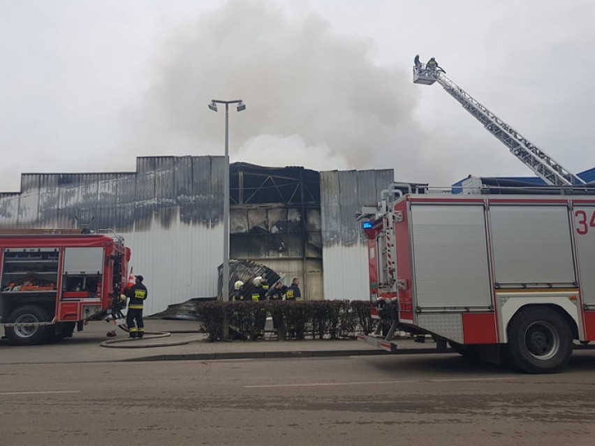 Ogromny pożar w Skórczu. Spłonęła hala produkcyjno - magazynowa firmy Iglotex. Nie ma zagrożenia środowiskowego!