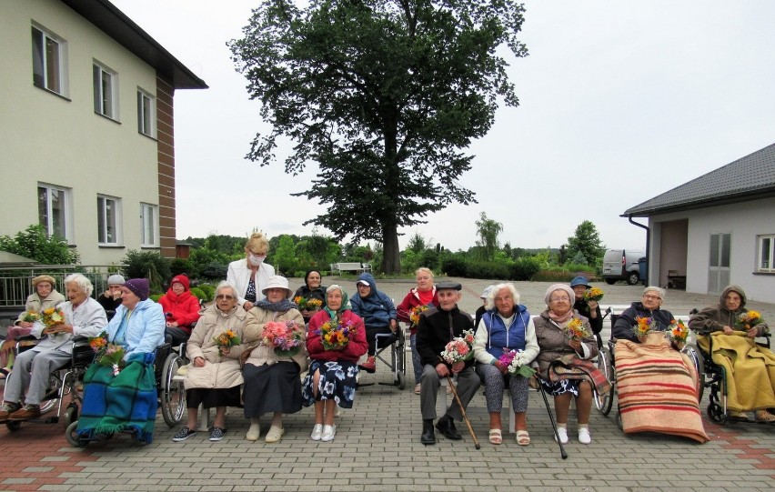 Klub Seniora „Ustronie” ze Skierniewic wystąpił dla podopiecznych domu seniora [ZDJĘCIA]