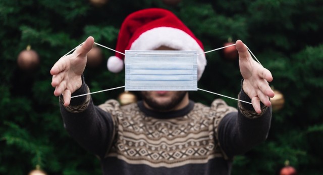 Różne świąteczne sytuacje niosą z sobą ryzyko zakażenia koronawirusem. Kiedy ryzykujemy najbardziej? 

Oto szczególnie niebezpieczne sytuacje - zobacz na kolejnych slajdach >>>