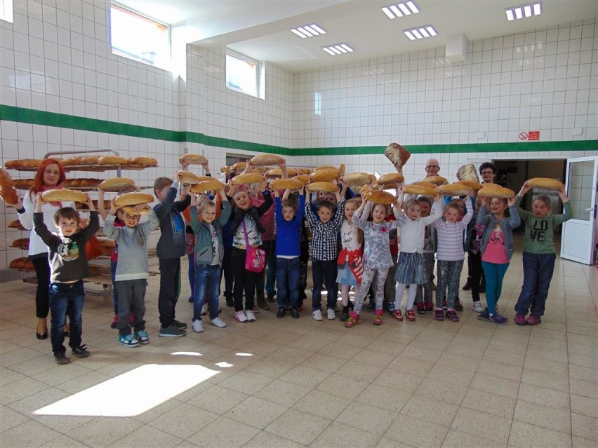Dzieci odwiedziły piekarnię w Kłobucku [FOTO]