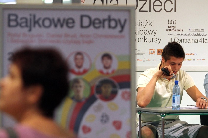 Bajkowe Derby: zawodnicy Cracovii czytali dzieciom [ZDJĘCIA]