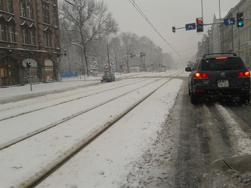 Atak zimy w Wielkanoc w Katowicach: jest niedziela 31 marca, a nad miastem śnieżna zamieć FOTO