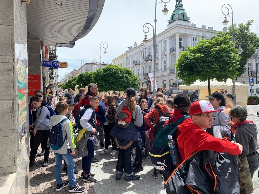 Budzenie Sienkiewki w Kielcach. Wesołe miasteczko i luksusowe auta