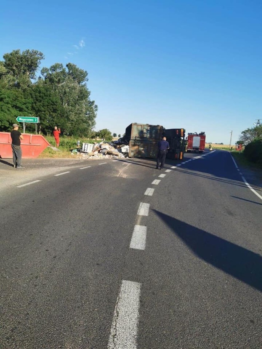 Gmina Kiszkowo: wypadek w Ujeździe. Ciężarówka wpadła do...