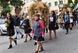 Barwny korowód dożynkowy Pomorskiego Święta Plonów w Debrznie i tradycyjny obrzęd z dzieleniem chleba. ZDJĘCIA