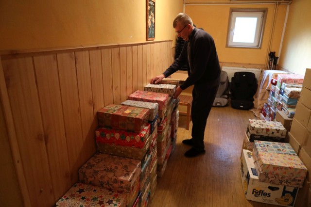 Pastor Ludwik Skworcz porządkuje paczki świąteczne