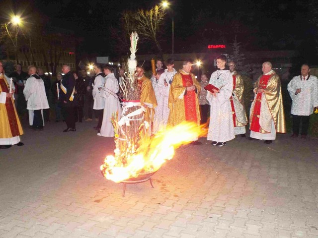 Święcenie ognia przed starachowickim kościołem Wszystkich Świętych