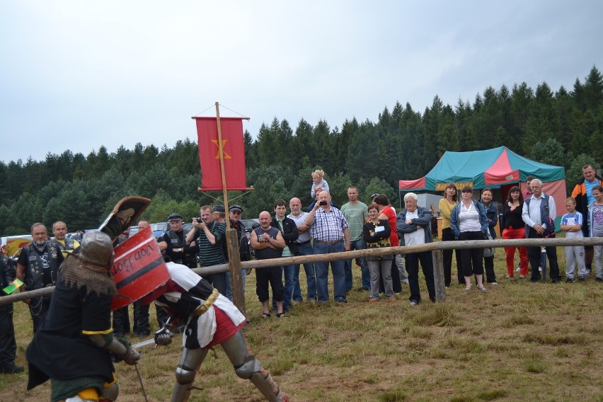 Do Oskowa (gmina Cewice) przybli rzymscy legioniści, rycerze i łucznicy