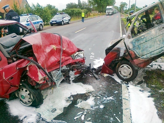 Wypadek na K-10 w Pobórce Wielkiej. Zderzyły się daewoo i skoda. Ranni kierowcy w szpitalu