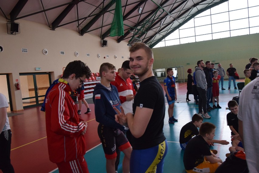 Ponad setka młodych zapaśników walczyła o medal w Otwartych Mistrzostwach Województwa Lubelskiego w Kraśniku. Zobacz zdjęcia i wideo
