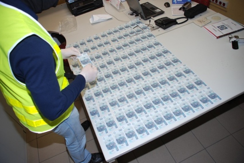 Policja w Gostyniu rozbiła grupę fałszerzy pieniędzy.