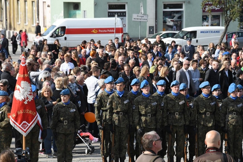 Uczniowie klas pierwszych Zakładu Doskonalenia Zawodowego ślubowali na sztandar szkoły. Na Placu Wolności przysięgało 550 pierwszoklasistów