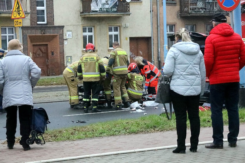 Potrącenie na przejściu dla pieszych w Legnicy. Ranna została kobieta, pies nie przeżył, zdjęcia