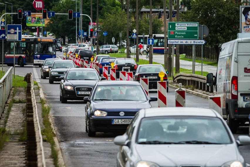 W pobliżu remontowanego odcinka już tworzą się korki.