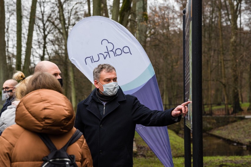 Parkrun w Wejherowie. W parku miejskim stanęła tablica z wytyczoną trasą dla biegaczy