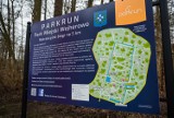 Parkrun w Wejherowie. W parku miejskim stanęła tablica z wytyczoną trasą dla biegaczy