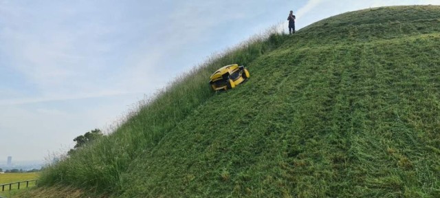 Nowa kosiarka ZZM kosi trawę na kopcu Krakusa. Według urzędników to daje lepszy efekt.