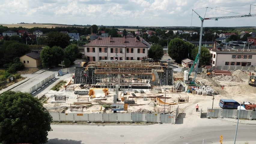 Centrum Odprawy Pasażerów w Jędrzejowie. Prace idą błyskawicznie [ZDJĘCIA I WIDEO Z DRONA]