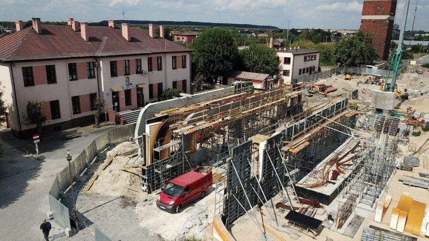 Centrum Odprawy Pasażerów w Jędrzejowie. Prace idą błyskawicznie [ZDJĘCIA I WIDEO Z DRONA]