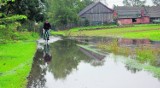 Powiat tarnowski: w Przybysławicach woda stoi od lipca. Niszczy pola i uprawy (zdjęcia)