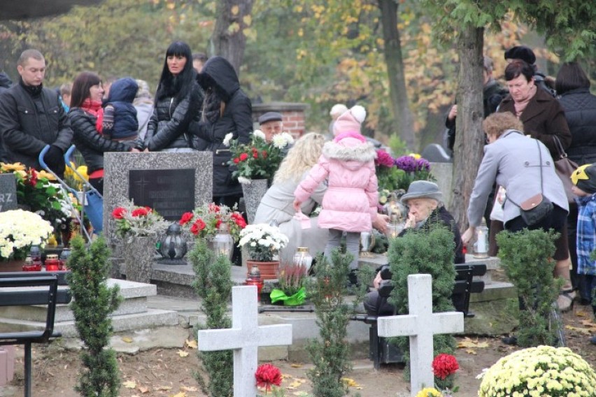 Dzień Wszystkich Świętych w Tczewie: tłumy na cmentarzach. ZOBACZ ZDJĘCIA