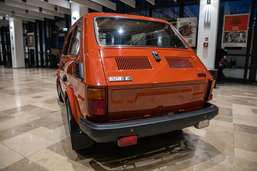 Kolekcjonerski fiat 126p stanął w Bielskim Centrum Kultury. Maluszka kupiło miasto