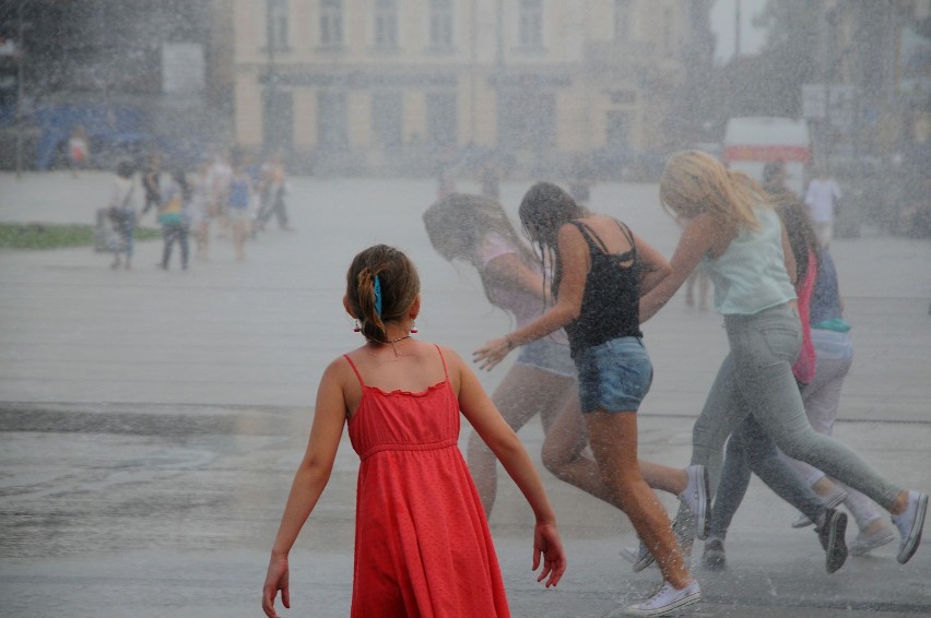 Sposób na upały w Krakowie: kurtyny wodne! [ZDJĘCIA]