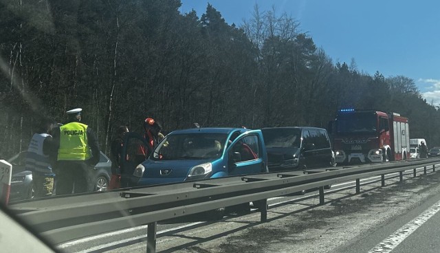 Kolizja 2 samochodów na Obwodnicy Trójmiasta. Przez ponad godzinę ruch na obwodnicy w kierunku Gdyni był sparaliżowany