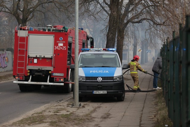 Palił się duży niezabudowany plac, na którym ma powstać nowe centrum handlowe. Strażacy szybko opanowali ogień.