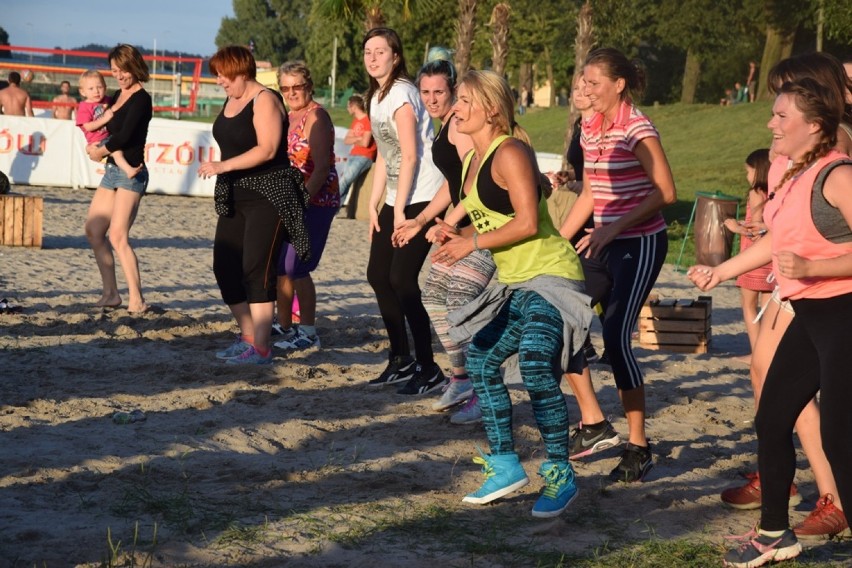 Tak tańczy się zumbę na gorzowskiej plaży! [zdjęcia]