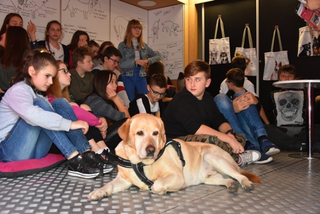 Lekcje z psem w Szkole Podstawowej nr 4 w Legnicy.
