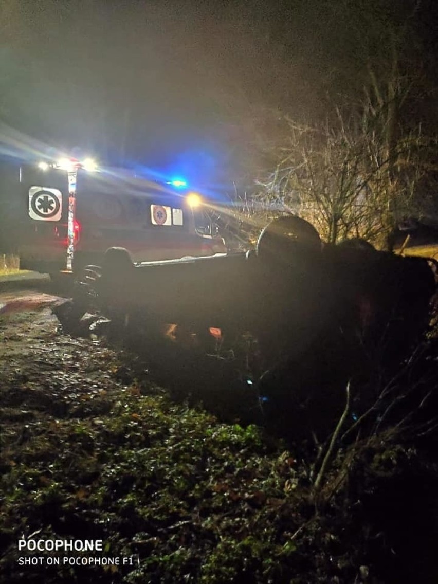 Bugzy-Święchy. Wypadek w gminie Chorzele. Samochód osobowy dachował, 16.12.2019
