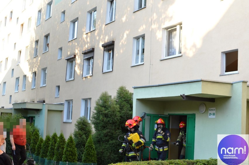 Pożar w bloku na Zazamczu we Włocławku. W akcji 3 zastępy straży pożarnej [zdjęcia]