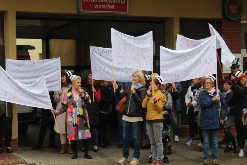 Gniezno. Pielęgniarki protestowały przed szpitalem. Chcą odwołania dyrektora placówki? [FOTO]