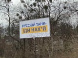 Lwów przygotowuje się do obrony i "pozdrawia" banerami Putina i rosyjskich okupantów [ZDJĘCIA]