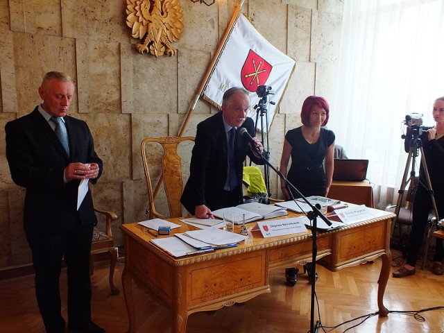 Zbigniew Marcinkowski (w środku) został nowym przewodniczącym Rady Miasta w Kraśniku. Zastąpił Jana Albiniaka (na zdjęciu z lewej strony).