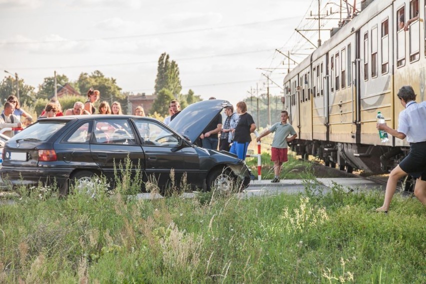 Wypadek w Golinie: Osobówką uderzyła w pociąg