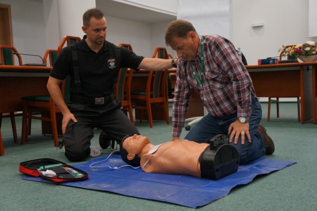 Urzędnicy z Olsztyna uczą się pierwszej pomocy