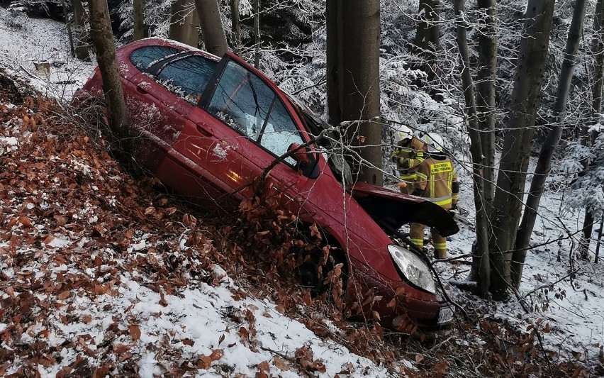 Rannego kierowcę strażacy wycinali z wraku auta roztrzaskanego o drzewa