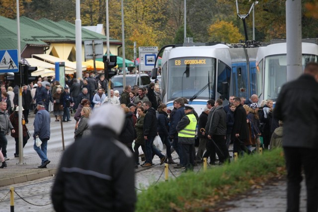 Ruch przy cmentarzach jest olbrzymi już w weekend