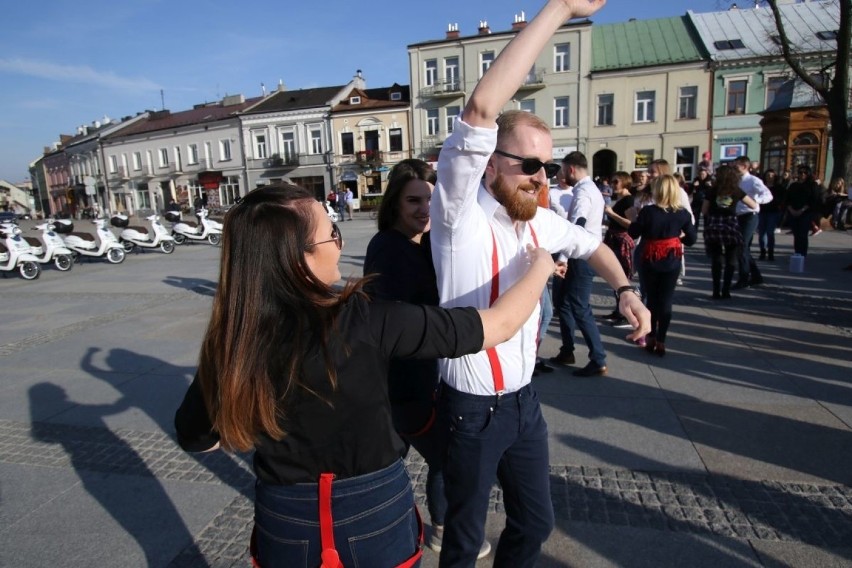 Widowiskowy Flashmob 2019 na kieleckim Rynku. Tańczyło kilkadziesiąt osób [WIDEO, zdjęcia]